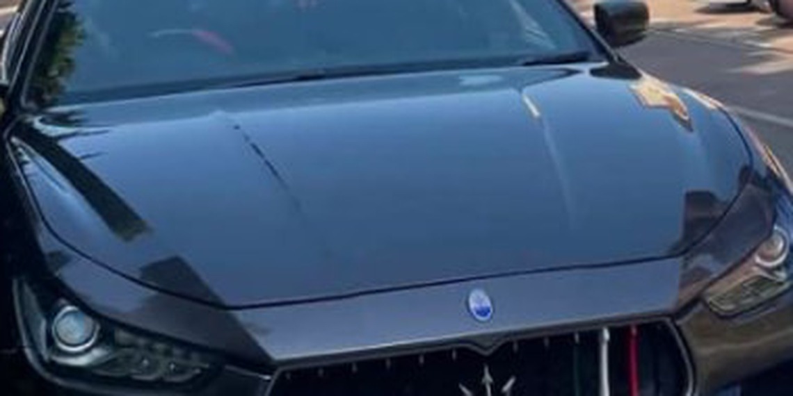 Bonnet and trident badge of the grey Maserati Ghibli